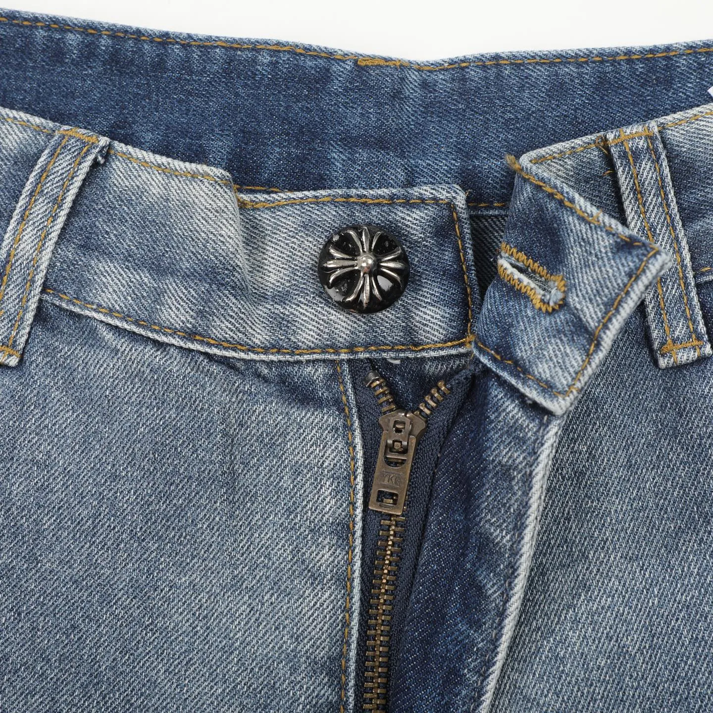 P280 CH Chromehearts Malaysia-limited leopard print cross patchwork leather workwear jeans and logging pants. The counter price is 34W. It is decorated with patchwork cross patterns and washed jeans! ! An absolutely high-end luxury product, a 1.9W-level god-level single product, a super popular product, made by top heavy industry, a magic weapon that cannot be missed! [About Zangyin] This is an extremely luxurious fashion brand that can also be called the aristocracy of the high street. It has always been an exclusive brand for some hipsters or rich second generations. Compared with ordinary high streets, it is more luxurious and noble. Compared with luxury brands, it is more fashionable and individual. It has always been a brand that I have a special liking for. [Top heavy industry fashion design] Consistently high-street luxury style. Speaking of this style, the Zangyin family and GU family are definitely the leading representative brands. Especially the Zangyin family has really achieved a state-of-the-art effect in creating high-street style. The unique washed material is used to create this style. The color system is already quite eye-catching. After it is decorated with patchwork cross flowers, it cleverly highlights the charm of the brand. Secondly, this style uses classic The high-waist cutting design highlights the long legs and fashionable temperament of the upper body. The brand is highly recognizable and the slim fit configuration is more suitable for daily wear. It is a product that interprets personality, fashion, and specifications at a glance. This single product is enough to make any fan excited. It can be a white T-shirt for a youthful college style, or a tight suspender for a royal style. It has strong matching ability and can be easily controlled by men.  [Materials and craftsmanship] Needless to say, this point goes without saying. As an excellent craftsman brand, Zangyin’s requirements for details and craftsmanship are really perfect. The washed color of this model has gone through so many processes, not to mention the embellishment of denim appliques. It is also purely hand-made and sewn. Just like what they believe in, only hand-made things have soul and have the meaning of wear. A top-notch heavy-duty fashionable denim item, I look forward to your perfect interpretation! !  Color: blue Size: 28-36